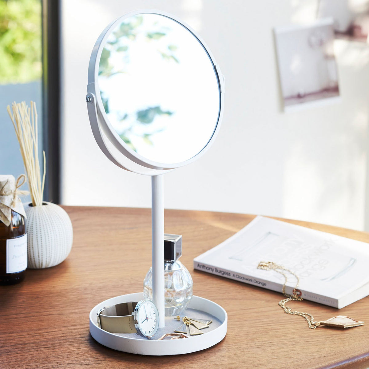 Yamazaki Tower Stand Mirror and Tray, Round Stand Mirror With Flat and Magnifying Sides and a Felt Tray at the Base for Rings, Earrings and Small Cosmetics, 15 cm Mirror, 33 cm Tall, 17.5 x 14 x 33 cm and 500 g, White or Black