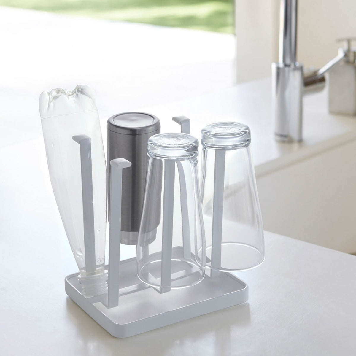 Yamazaki Tower Slim Glass Stand, Slim Stand That Dries 4 to 6 Glasses Upside Down on Silicone-Capped Posts Over a Water Tray, Also Stands Boards and Pot Lids, Glasses up to 7 cm Across, 16 x 13 x 17 cm and 510 g, White or Black