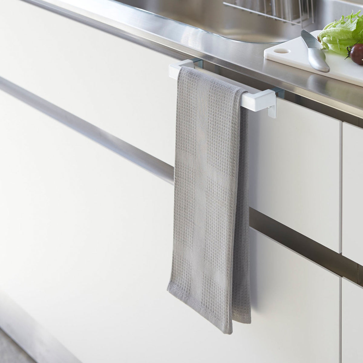 Yamazaki Tower Kitchen Towel Hanger Bar, Slim Bar That Clamps to a Kitchen or Washroom Cabinet Door 1.4 to 2.5 cm Thick, Width Adjusts to Stop Rattling, Fixed With a Screw, Holds 1 kg, 19 x 6 to 7 x 4 cm and 155 g, White or Black
