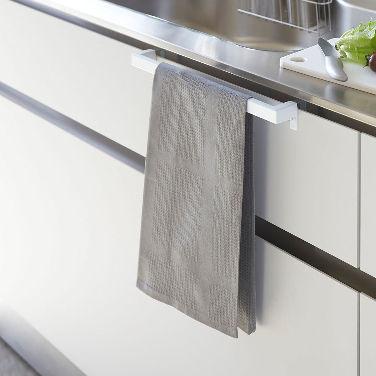 Yamazaki Tower Kitchen Towel Hanger Bar Wide, Wide 33 cm Bar That Clamps to a Kitchen or Washroom Cabinet Door 1.4 to 2.5 cm Thick for Two or More Towels, Width Adjusts to Stop Rattling, Holds 1 kg, 33 x 6 to 7 x 4 cm and 215 g, White or Black