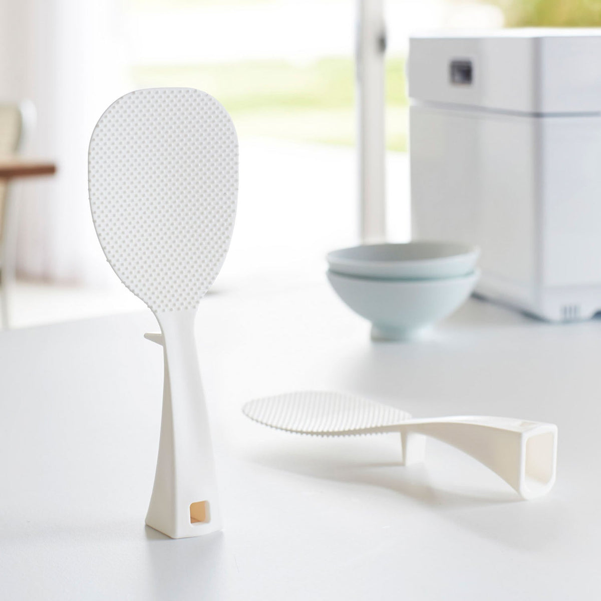 Yamazaki Tower Standing Rice Paddle, Rice Paddle That Stands Up Stable and Lifts Its Tip Off the Counter When Laid Down, Embossed Face, Dishwasher Safe, Heat Safe to 160 C, 8 x 3.5 x 20 cm and 40 g, White or Black