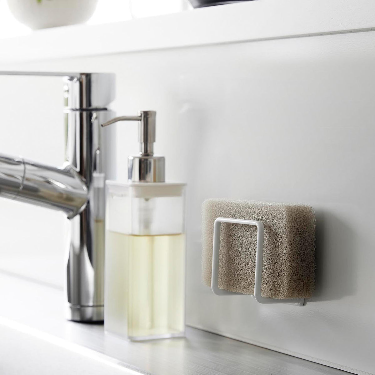 Yamazaki Tower Magnetic Sponge Holder, Sponge Holder That Sticks to a Refrigerator Side or Steel Kitchen Panel by Strong Magnet, Holds 500 g, 6.5 x 4.3 x 6.5 cm and 90 g, White or Black