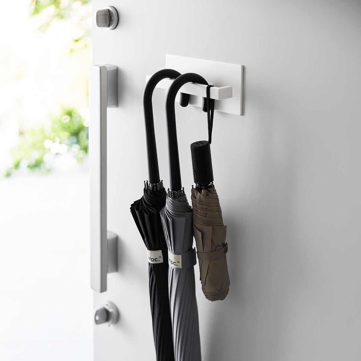 Yamazaki Tower Magnetic Umbrella Hanger, Hanger That Sticks to a Refrigerator Side or Steel Kitchen Panel by Strong Magnet, Holds 2 kg, 20 x 5.5 x 9 cm and 380 g, White or Black