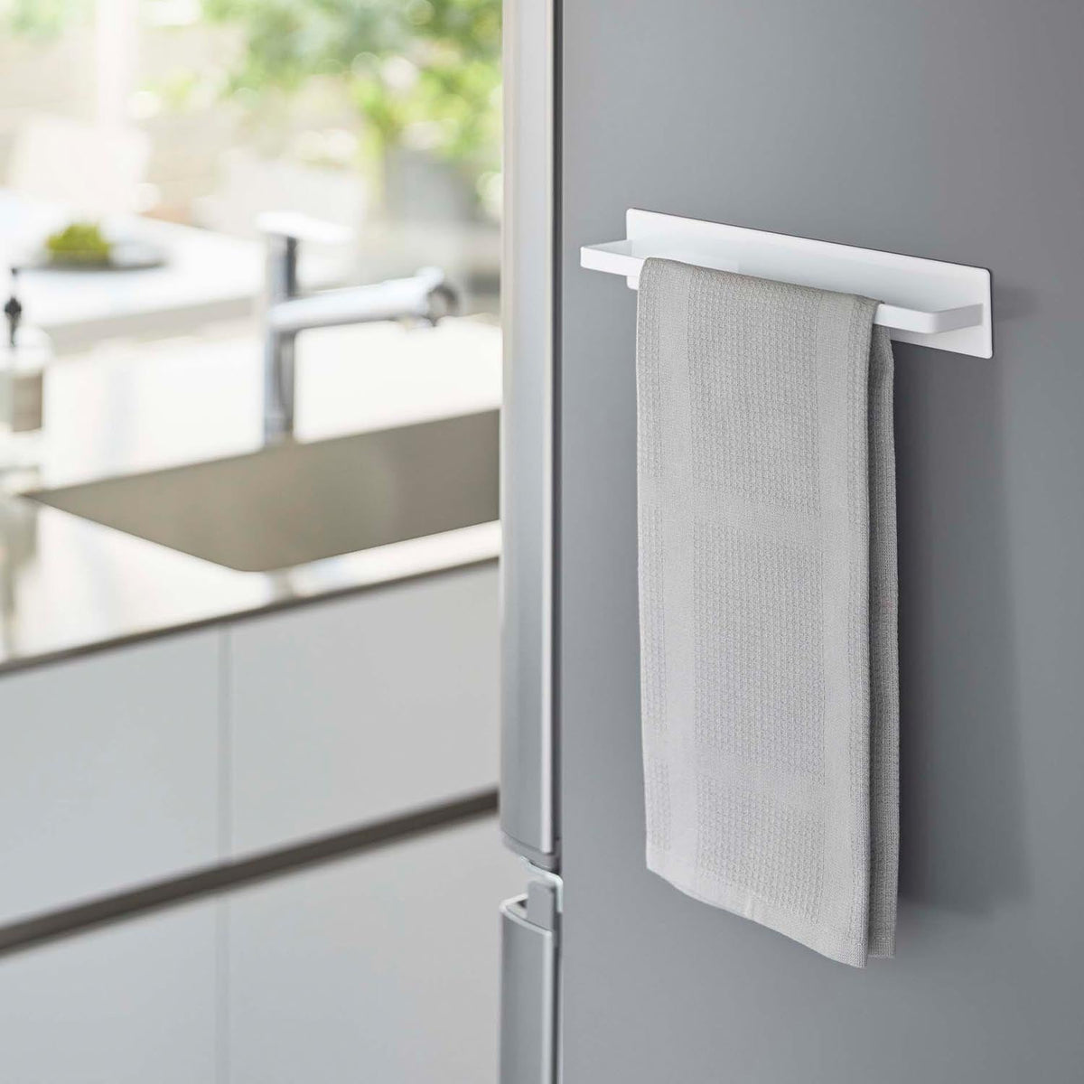 Yamazaki Tower Magnetic Kitchen Towel Hanger Wide, Wide Bar That Sticks to a Refrigerator Side or Steel Kitchen Panel by Strong Magnet, Holds 1.5 kg, 28 x 4.5 x 5 cm and 300 g, White or Black