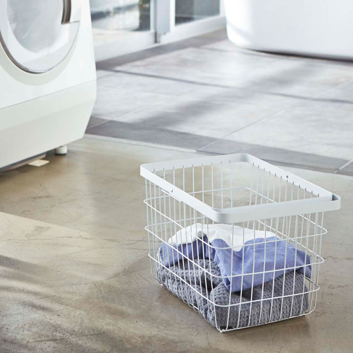 Yamazaki Tower Laundry Wire Basket M, 23 L Steel Wire Laundry Basket That Looks Good Just Set Down and Has Handles for Carrying, Holds 3 kg, 41 x 30 x 26.5 cm, 41 x 30 x 26.5 cm and 1150 g, White or Black