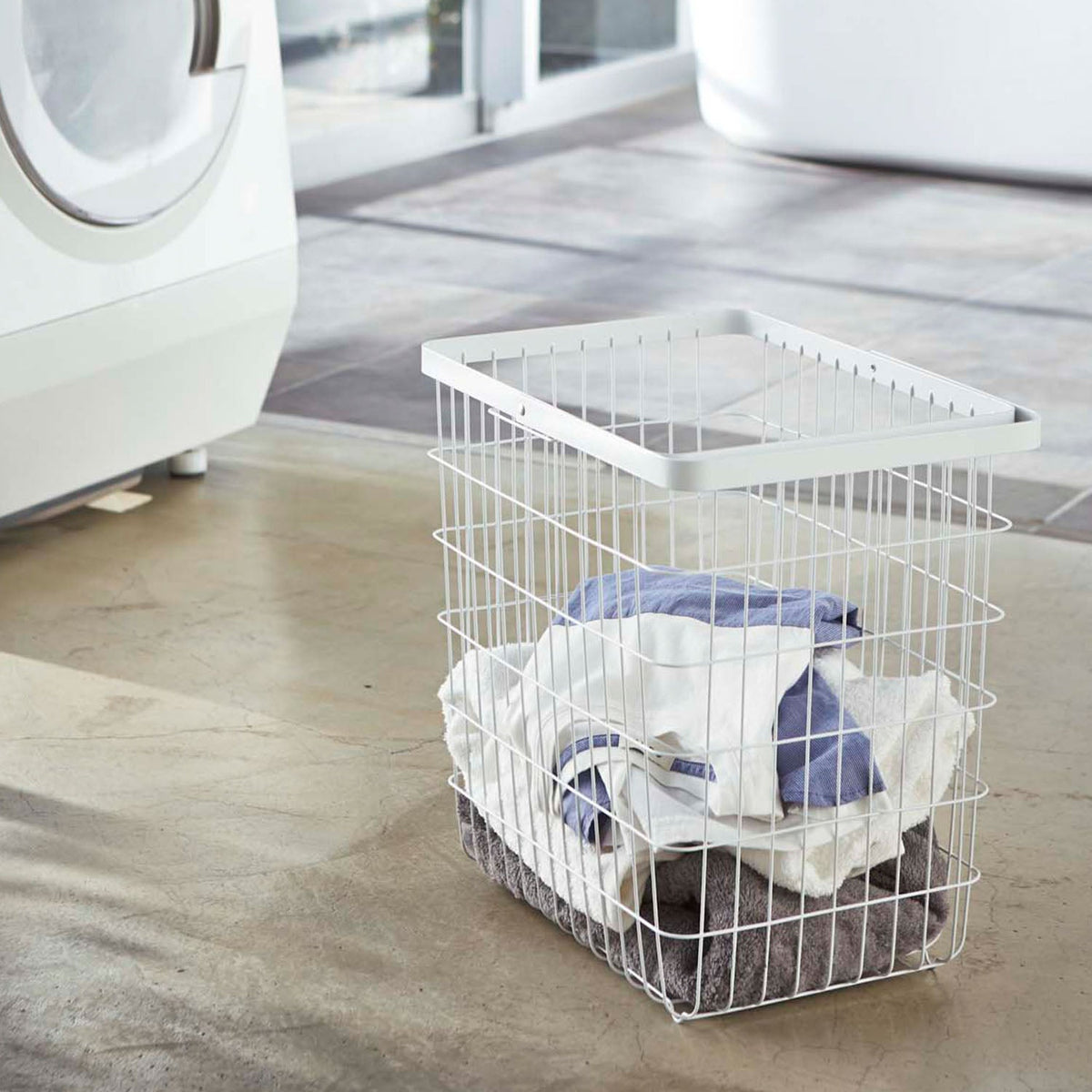 Yamazaki Tower Laundry Wire Basket L, 33 L Steel Wire Laundry Basket That Looks Good Just Set Down and Has Handles for Carrying, Holds 4 kg, 41 x 30 x 39 cm, 41 x 30 x 39 cm and 1350 g, White or Black