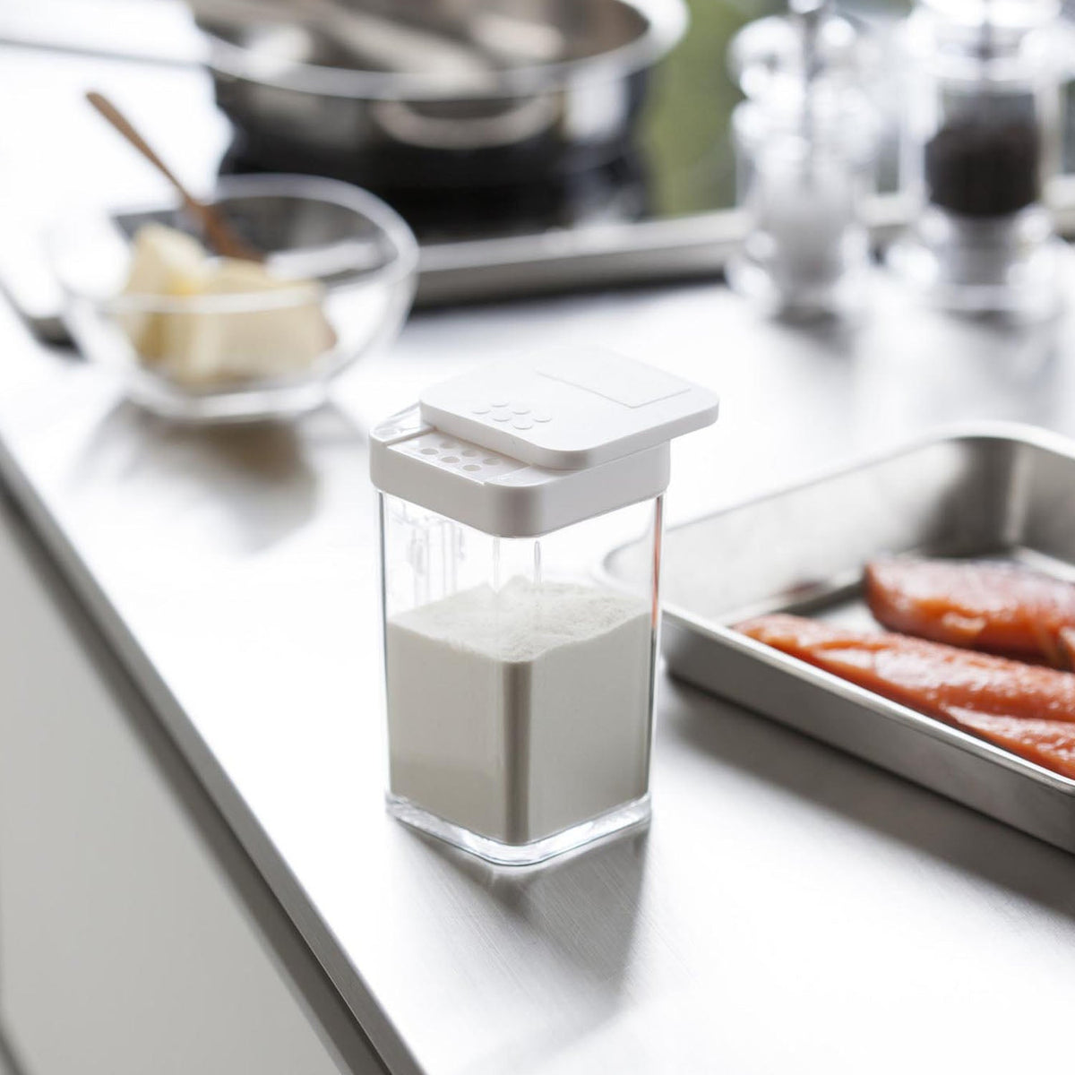 Yamazaki Tower Flour and Spice Bottle 200 mL, 200 mL Flour and Spice Bottle With a One-Hand Sliding Lid, Two Pouring Holes, and a Spoon That Levels 5 mL, Index Sticker Included, 5.8 x 6.2 x 10.5 cm and 100 g, White or Black