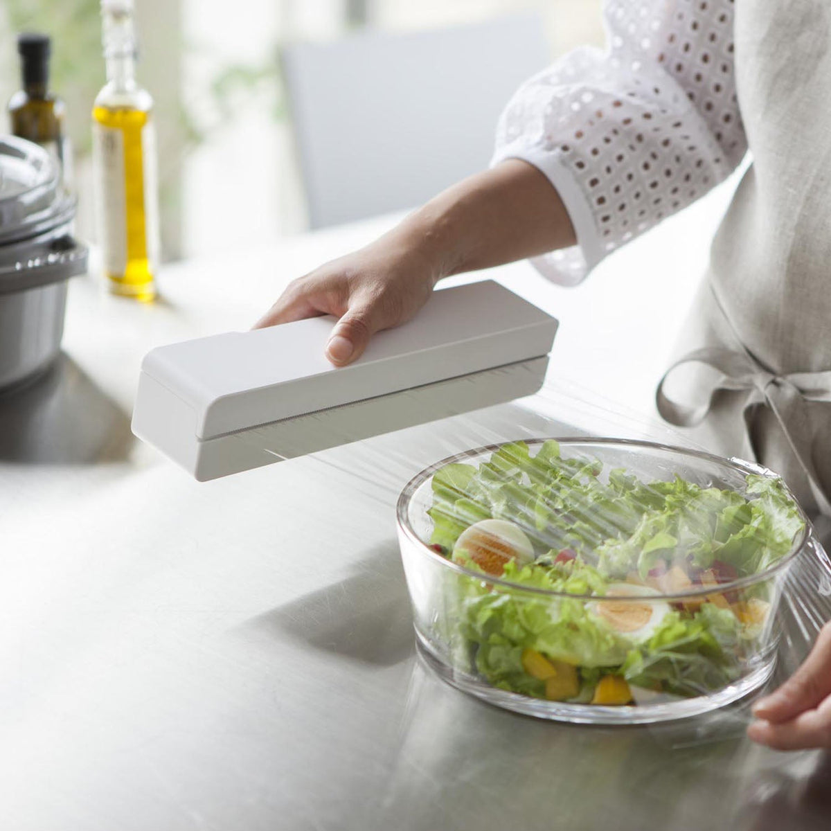 Yamazaki Tower Magnetic Wrap Case S, Magnetic Wrap Case for S Size 50 m Rolls Up to 23 cm Wide That Sticks to the Refrigerator, Included Core Lets the Wrap Roll Out Smoothly, Stainless Blade, 25 x 5.5 x 5 cm and 210 g, White or Black