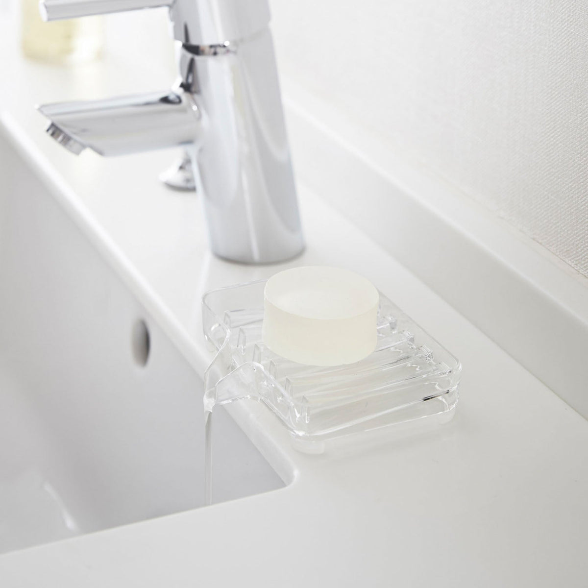 Yamazaki Veil Water-Draining Soap Tray, Clear Curved Soap Tray That Lets Water Run Straight Into the Sink and Keeps the Soap From Sliding Off, Doubles as a Sponge Rest, 11 cm Wide, 11 x 10 x 2.2 cm and 50 g, Clear