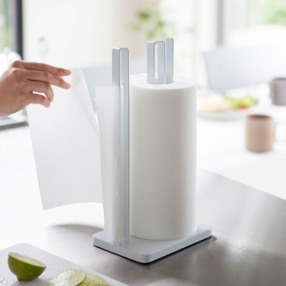 Yamazaki Tower One-Hand Cut Kitchen Paper Holder, Heavy Steel Kitchen Paper Stand That Stays Put So You Can Tear a Sheet With One Hand, Silicone Grips the Paper, Rolls up to 15 cm Across, 15.5 x 11.5 x 31 cm and 1300 g, White or Black