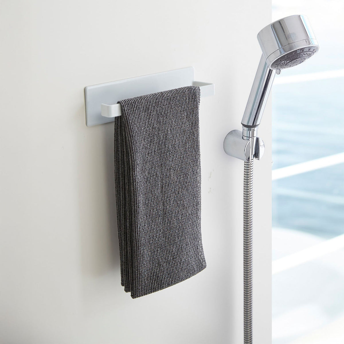 Yamazaki Tower Magnetic Bathroom Towel Hanger, Holder That Sticks to a Steel Bathroom Wall by Magnet and Drains Water So Slime Stays Away, Holds 1 kg, 18 x 4.5 x 5 cm and 200 g, White or Black