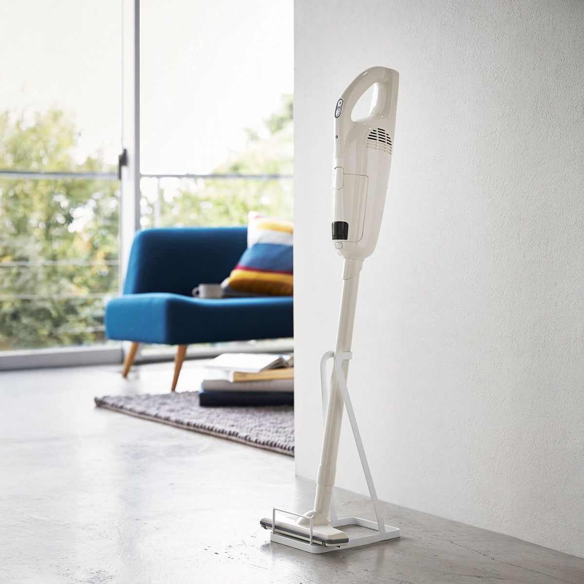 Yamazaki Tower Stick Vacuum Stand, Compact Stand That Keeps a Stick Vacuum Cleaner Upright in a Corner, Fits Pipes up to 4 cm and Heads 15 cm Wide, Holds a Vacuum up to 3 kg, Cushions Included, 15 x 24 x 38 cm and 680 g, White or Black