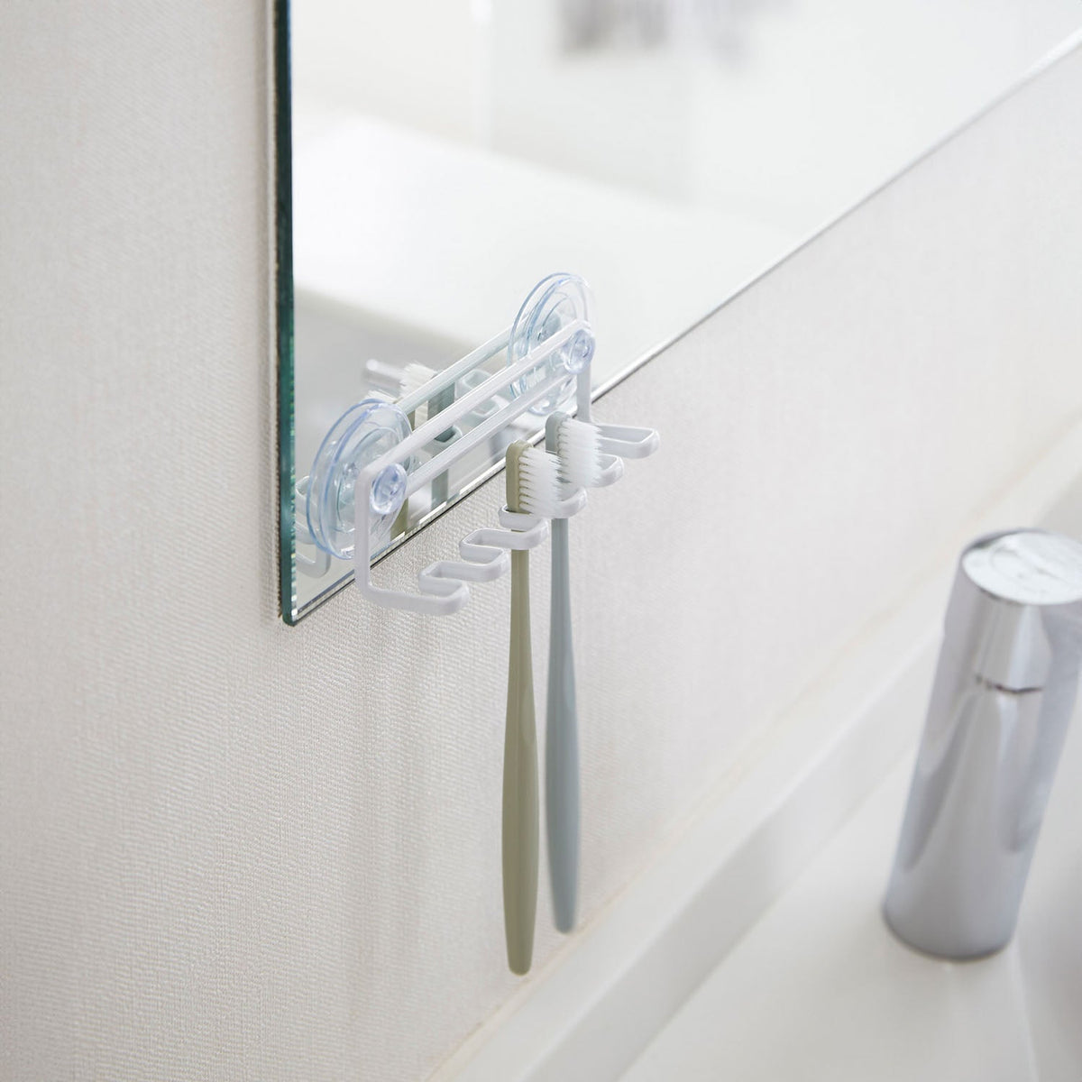 Yamazaki Tower Suction Toothbrush Holder 5 Slots, Five-Slot Toothbrush Holder on Suction Cups That Sticks to a Mirror, Tile or Glass and Floats Brushes So They Dry Quickly, Also Holds a Shaver, 250 g Per Hook, 15 x 4.5 x 5.5 cm and 80 g, White