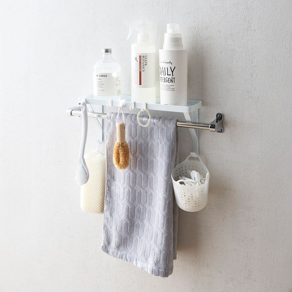 Yamazaki Tower Rack That Sits on a Towel Bar, Rack That Slips Onto a Towel Bar 30 cm or More Wide to Make a Shelf, Slitted Tray Drains Water, Five Hooks Hang Clothespins, Holds 2 kg, 33 x 9 x 15 cm and 550 g, White