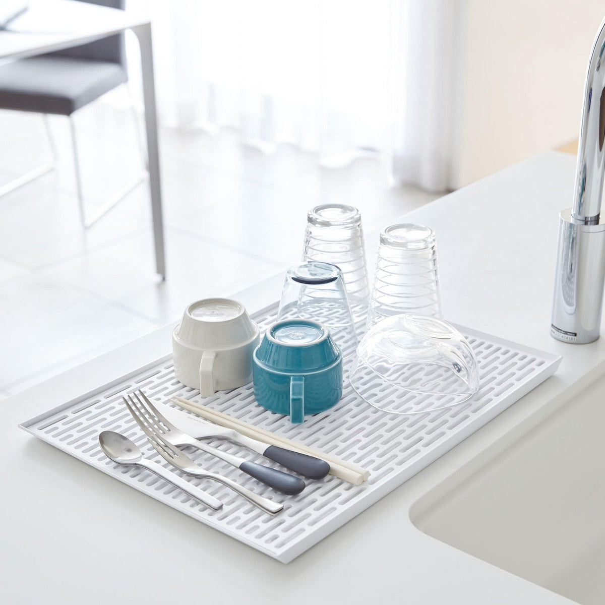 Yamazaki Tower Wide Glass and Mug Drainer Tray, Wide Thin Drainer Tray for Glasses and Mugs With a Shallow Rim for Airflow That Dries Fast, Easy to Wash and Keep Clean, 42.5 x 30.7 cm, Heat Safe to 90 C, 42.5 x 30.7 x 1.5 cm and 580 g, White