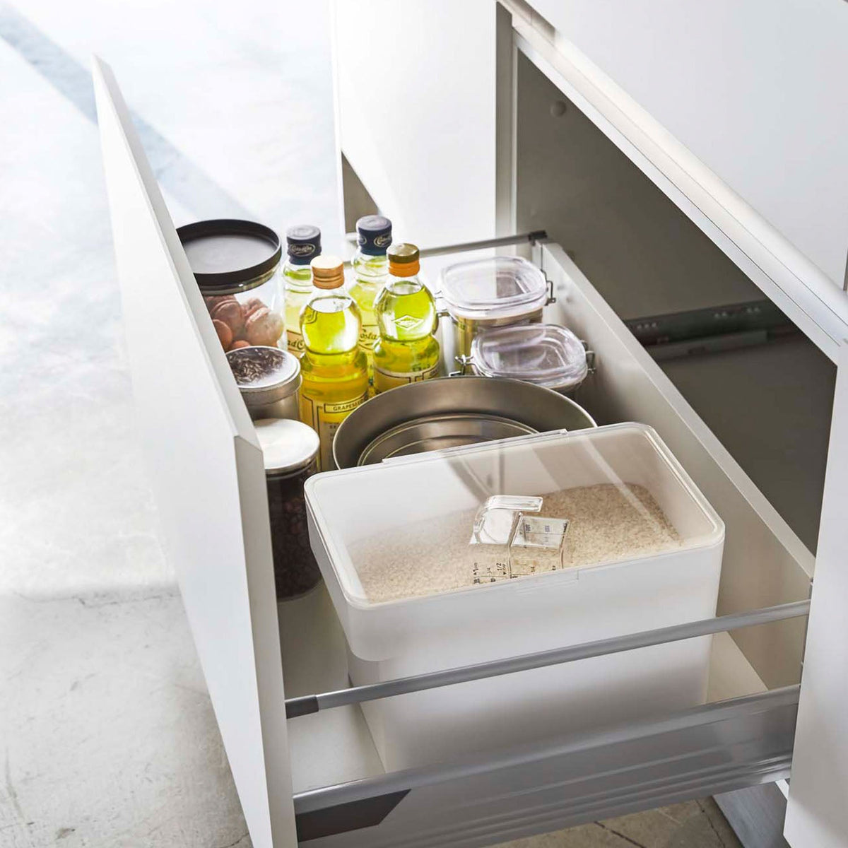 Yamazaki Tower Airtight Under-Sink Rice Container 5 kg, Airtight Rice Container That Fits a System Kitchen Drawer, Clear Fully Opening Lid Shows What Is Left, Holds About 5 kg, 180 mL Cup Fits the Base, 30 x 19.7 x 19.2 cm and 880 g, White or Black