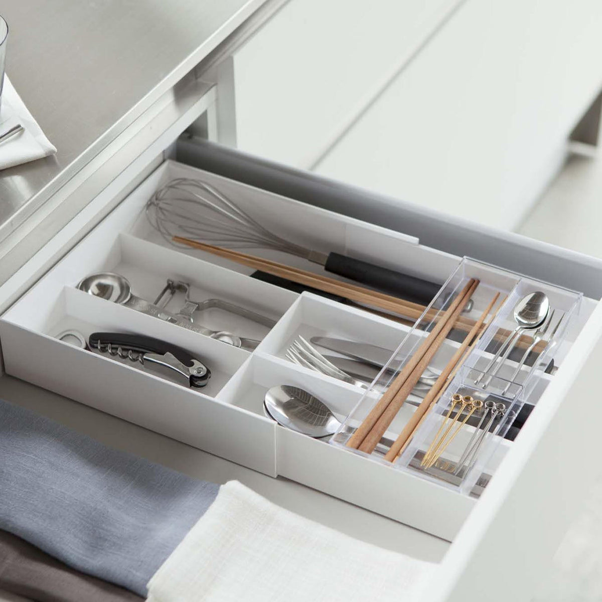 Yamazaki Tower Extendable Sliding Cutlery Tray, Extendable Tray With a Sliding Translucent Top Tray That Fits Drawers 25 to 45 cm, Right Pocket Holds Long Chopsticks, Heat Safe to 80 C, 25 x 24.6 to 45 x 5.7 cm and 620 g, White or Black