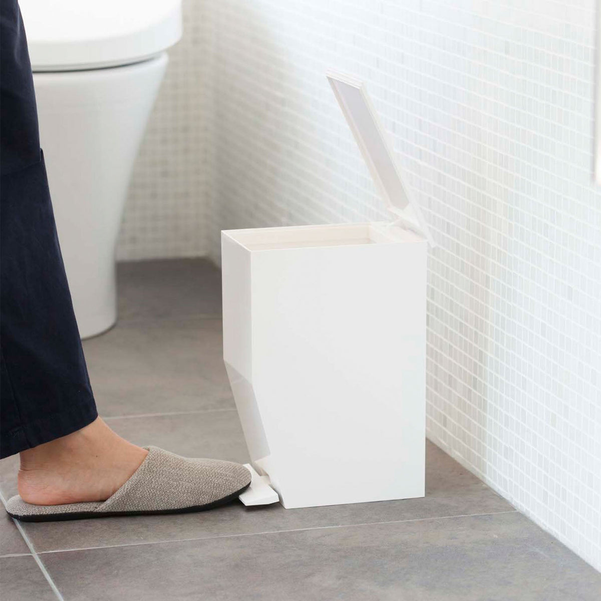 Yamazaki Tower Pedal Toilet Pot 3.9 L, Slim 3.9 L Pedal Toilet Pot That Opens With a Foot Press, Back Handle Makes It Easy to Move When Cleaning, Lid Opens Past 90 Degrees to Fit a Bag, 12 x 19 x 27.5 cm and 750 g, White or Black