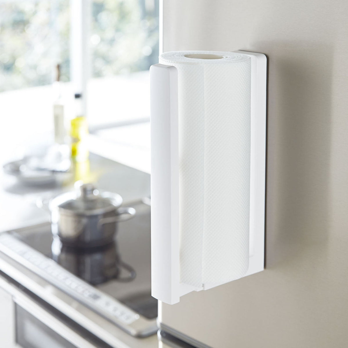 Yamazaki Tower Magnetic Kitchen Paper Holder with Stopper, Magnetic Holder With a Stopper You Pull Forward to Pinch the Paper for One-Hand Cutting, Floats on a Refrigerator or Kitchen Panel, Holds 1 kg, 5 x 10.2 to 17.5 x 24.5 cm and 300 g, White or Black