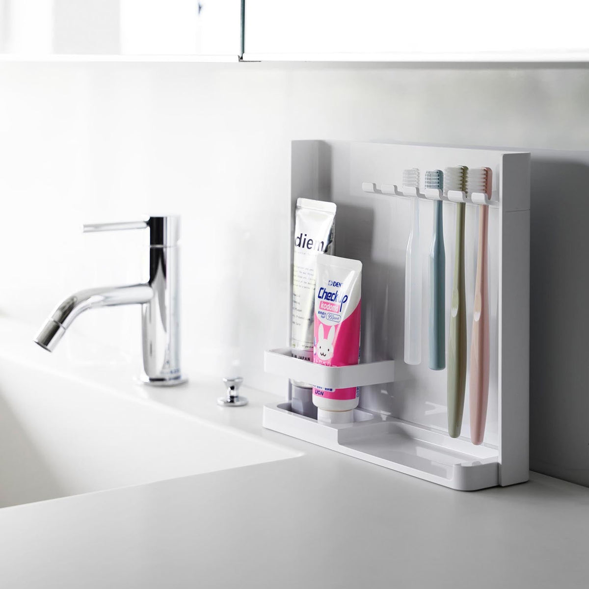 Yamazaki Tower Hideaway Toothbrush and Tube Stand, Stand That Holds Five Toothbrushes and Two Tubes and Flips Over to Hide Them When Guests Visit, ABS Resin With Silicone Cap, 22.2 x 6 x 21.2 cm and 260 g, White or Black