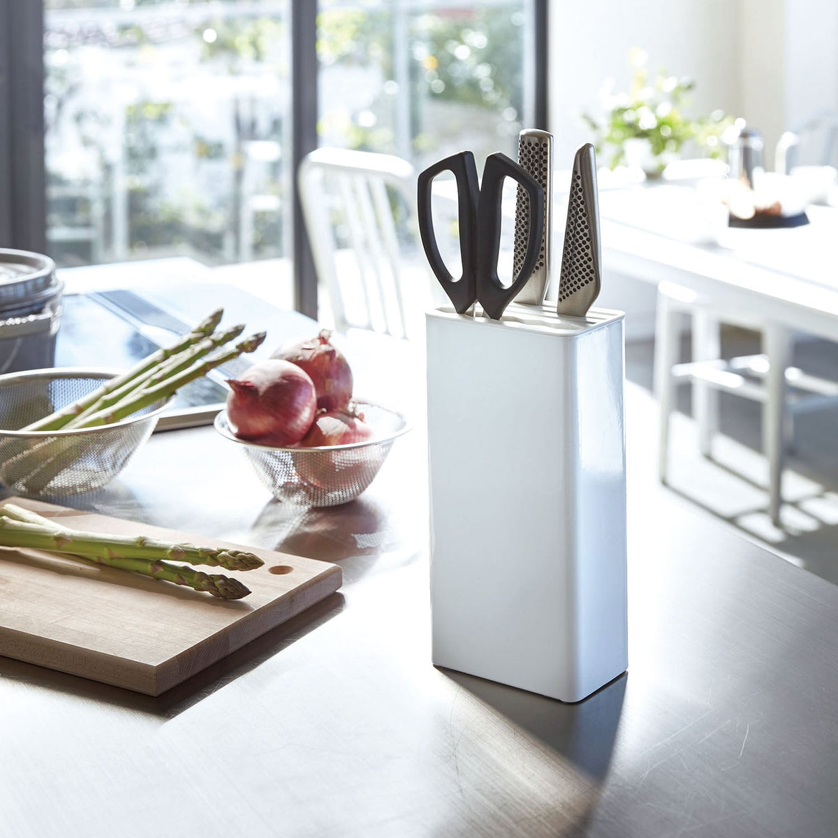 Yamazaki Tower Kitchen Knife and Scissors Stand, Slim Stand That Holds a Knife and Kitchen Scissors Together in Slits, Blades Up to 21 cm and 3 mm Thick, Scissors 10 to 15 mm Thick, 11 cm Wide, 11 x 7 x 22.3 cm and 930 g, White or Black