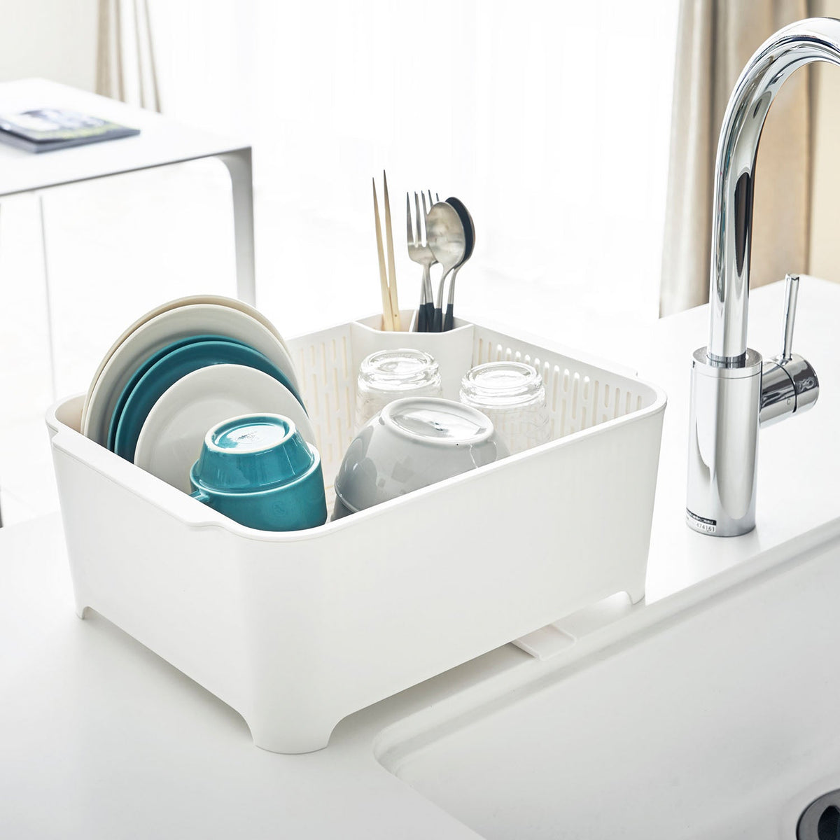 Yamazaki Tower Washing-Up Draining Set, Large Wash Tub and Draining Basket Set With Cutlery Pockets and a Drain You Can Point Two Ways to Run Water Into the Sink, 8.5 L, Holds 10 kg, 37 x 28 x 14.5 cm and 970 g, White
