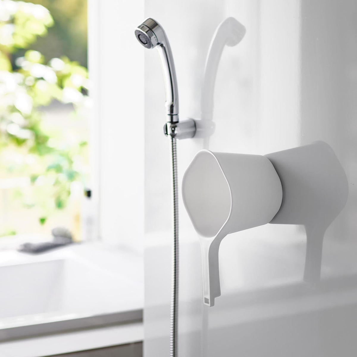 Yamazaki Tower Magnetic Hand Basin 1.5 L, Hand Basin of 1.5 L with a Handle that Sticks to a Steel Bathroom Wall by Embedded Magnets, Heat Resistant to 160 C, 16.5 x 28 x 13 cm and 200 g, White or Black