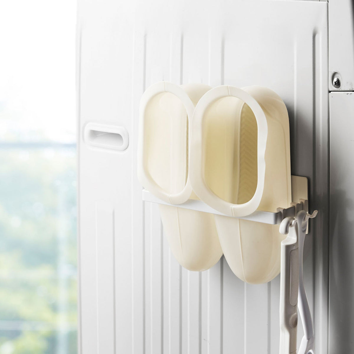 Yamazaki Tower Magnetic Bath Boots Holder, Holder That Sticks to the Side of a Steel Washing Machine by Magnet and Stores Bath Boots, Three Removable Hooks Hang Brushes, Towels and Sprays, Holds 1 kg, 21.5 x 7 x 7.5 cm and 320 g, White