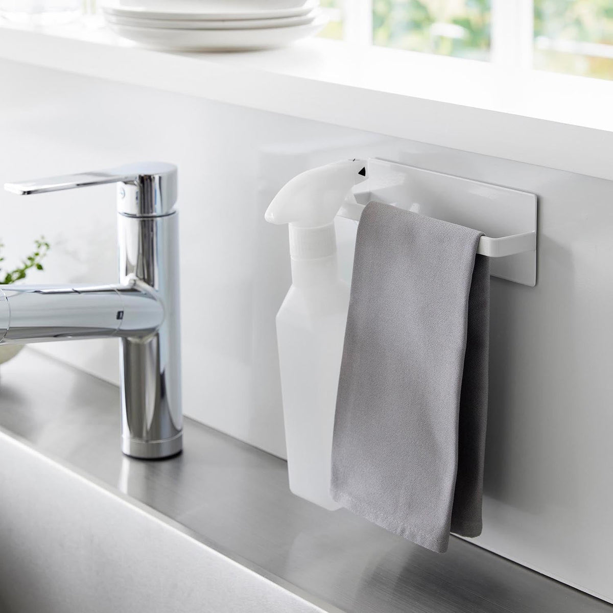 Yamazaki Tower Magnetic Kitchen Towel Hanger, Towel Bar That Sticks to a Refrigerator Side or Steel Kitchen Panel by Strong Magnet, Holds 1 kg, 16.5 x 4 x 6 cm and 190 g, White or Black