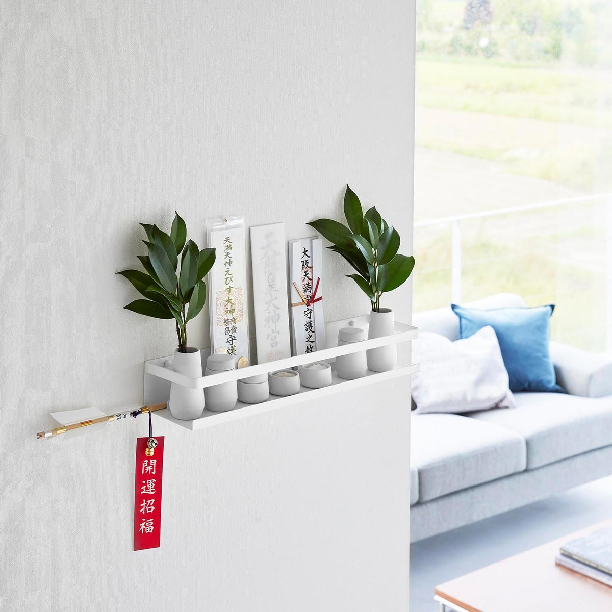 Yamazaki Tower Plasterboard Wall Shrine with 7-Piece Shrine Item Set, Stylish Wall Shrine Shelf With a Seven-Piece Ceramic Shrine Item Set Fixed With Plasterboard Pins That Leave Hard-to-See Holes, Holds 2 kg, 45 x 12 x 7 cm and 1700 g, White