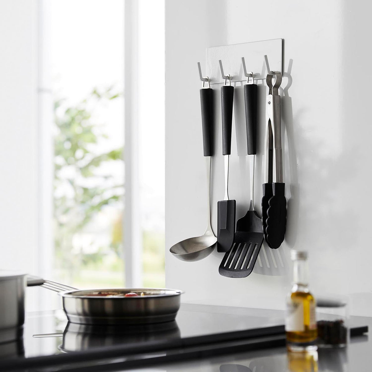 Yamazaki Tower Magnetic Kitchen Tool Hook 4 Hooks, Four-Hook Bar That Sticks to a Refrigerator Side or Steel Kitchen Panel by Strong Magnet, Holds 500 g per hook, 16.5 x 3.5 x 6 cm and 150 g, White or Black