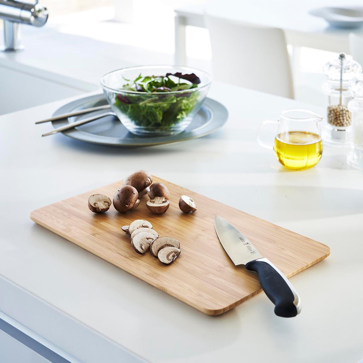 Yamazaki Tosca Cutting Board, Basic 31.5 cm Bamboo Cutting Board That Is Gentle on Knives and Usable on Both Sides, Compact Rectangle, Not Dishwasher Safe, 31.5 x 18.5 x 1 cm and 400 g, White