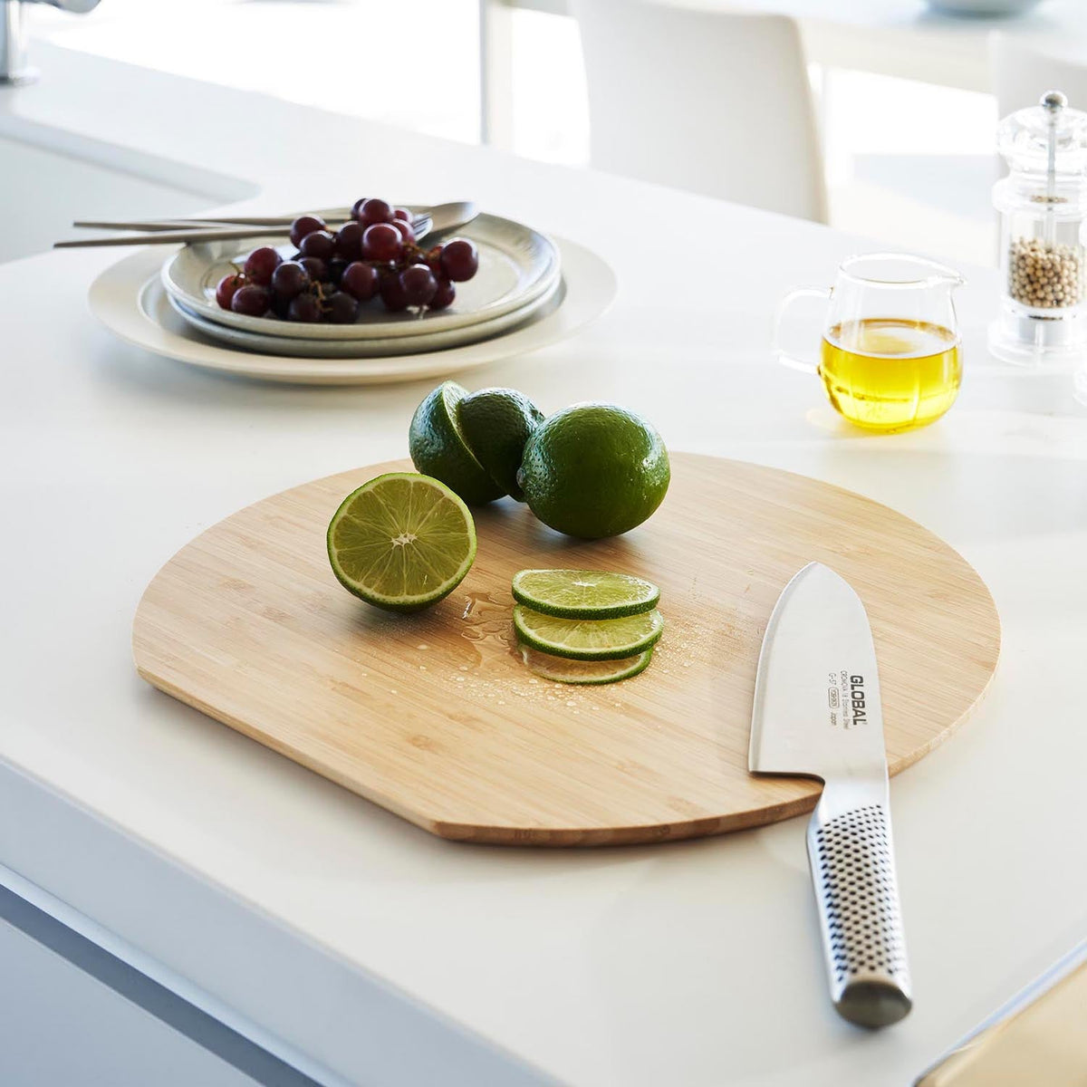Yamazaki Tosca Round Cutting Board, Wide Round Bamboo Cutting Board That Lets You Cut Several Ingredients at Once and Is Gentle on Knives, Use Either Side, 30 cm Across, Not Dishwasher Safe, 30 x 28 x 1 cm and 530 g, White