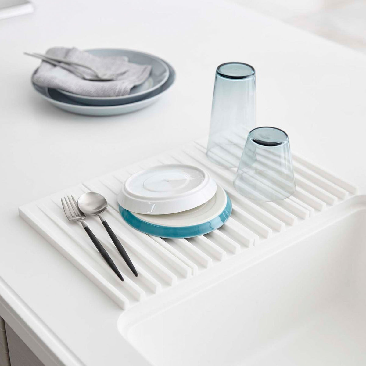 Yamazaki Tower Folding Silicone Dish Drying Mat, Silicone Drainer Mat That Opens to Dry Dishes, Folds in Half as a Pot Rest and in Four to Fit a Drawer, Heat Safe to 250 C, Dishwasher Safe, 40.5 x 25 x 1.3 cm open and 550 g, White or Black