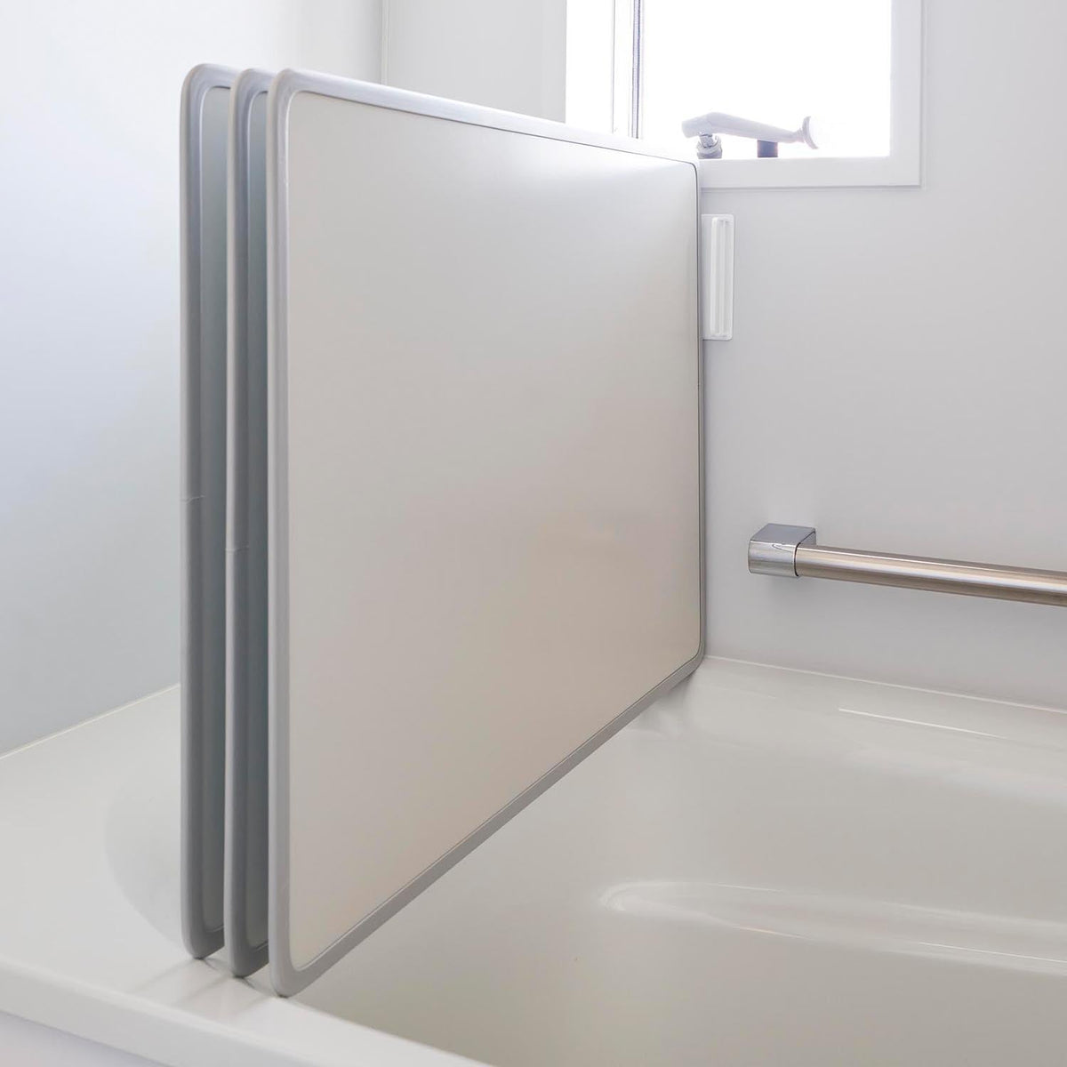 Yamazaki Tower Magnetic Bathroom Bath Lid Drying Hanger, Holder That Sticks to a Steel Bathroom Wall by Magnet and Drains Water So Slime Stays Away, Holds 4 kg, 11 x 5 x 13 cm and 335 g, White or Black