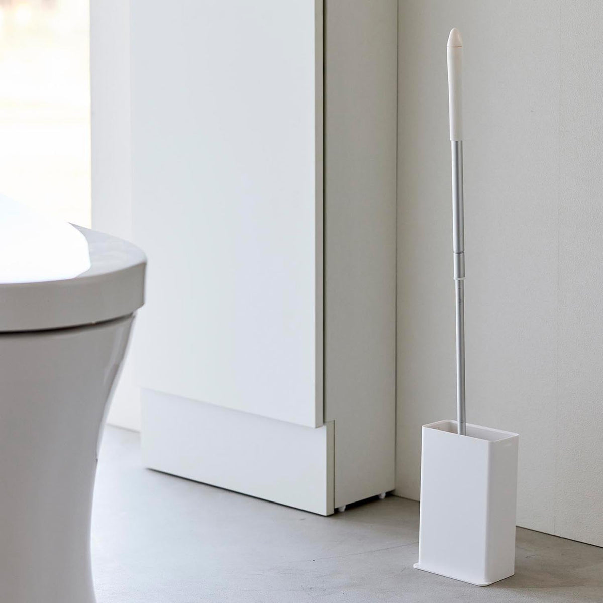 Yamazaki Tower Toilet Wiper Stand, Slim Stand That Stores a Toilet Wiper Upright at the Edge of the Toilet, Push It In From the Top, a Lid Hollow Stops the Handle Tipping, ABS Resin, 11 x 7 x 17.5 cm and 225 g, White or Black