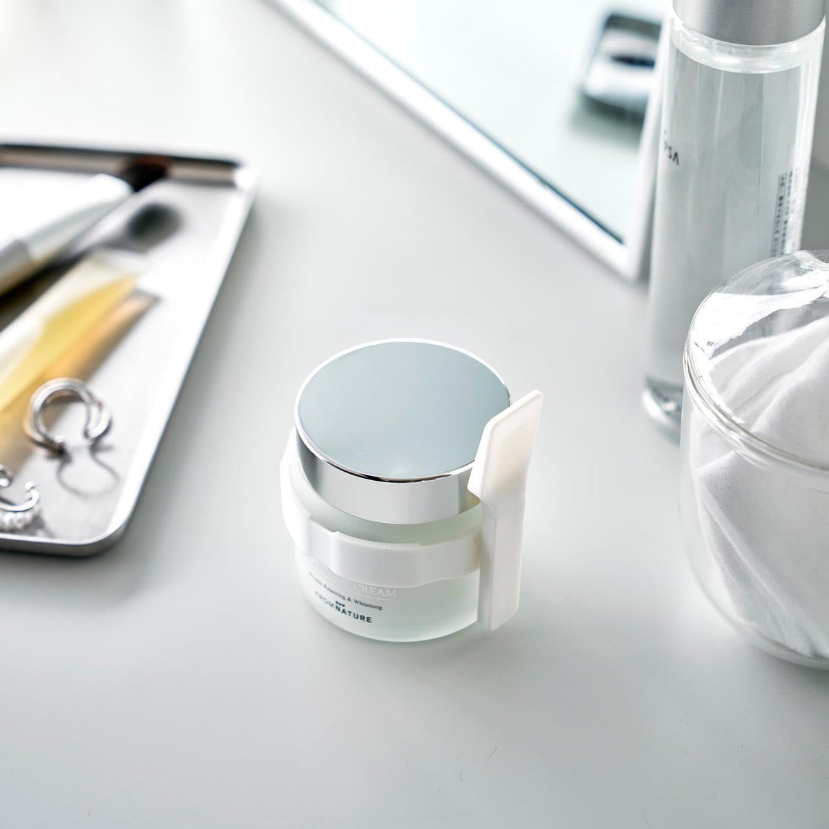 Yamazaki Tower Beauty Cream Spatula with Storage Band, Cream Spatula That Clips Into a Silicone Band Around Your Cream Jar So It Never Gets Lost, Fits Jars About 4.6 to 6.5 cm Across, Height Adjustable, 5 x 5.7 x 7.5 cm stored and 11 g, White or Black