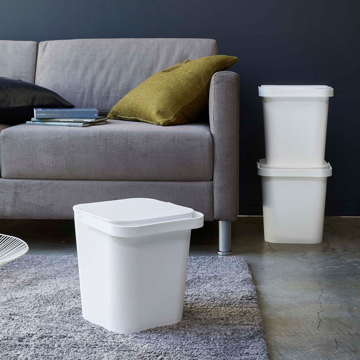 Yamazaki Tower Lidded Bucket 12 L, Japan-Made 12 L Lidded Bucket That Looks Good in a Living Room, Stores Toys and Cleaning Gear Out of Sight, Handle for Carrying, Heat Safe to 140 C, 27.5 x 26.5 x 28 cm and 1100 g, White or Black