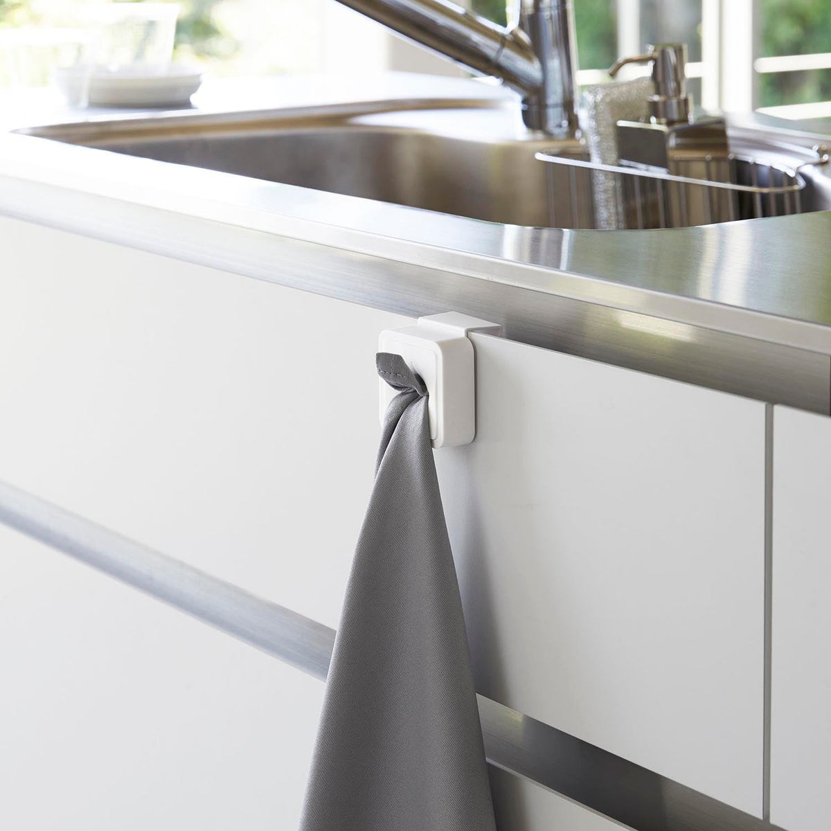 Yamazaki Tower Sink Cabinet Door Towel Holder, Small Holder That Clips Over a Sink Cabinet Door and Takes a Towel or Cloth Pushed In With One Finger, Uses Dead Space Under the Cabinet, Holds 250 g, 5.5 x 4.5 x 6 cm and 36 g, White or Black
