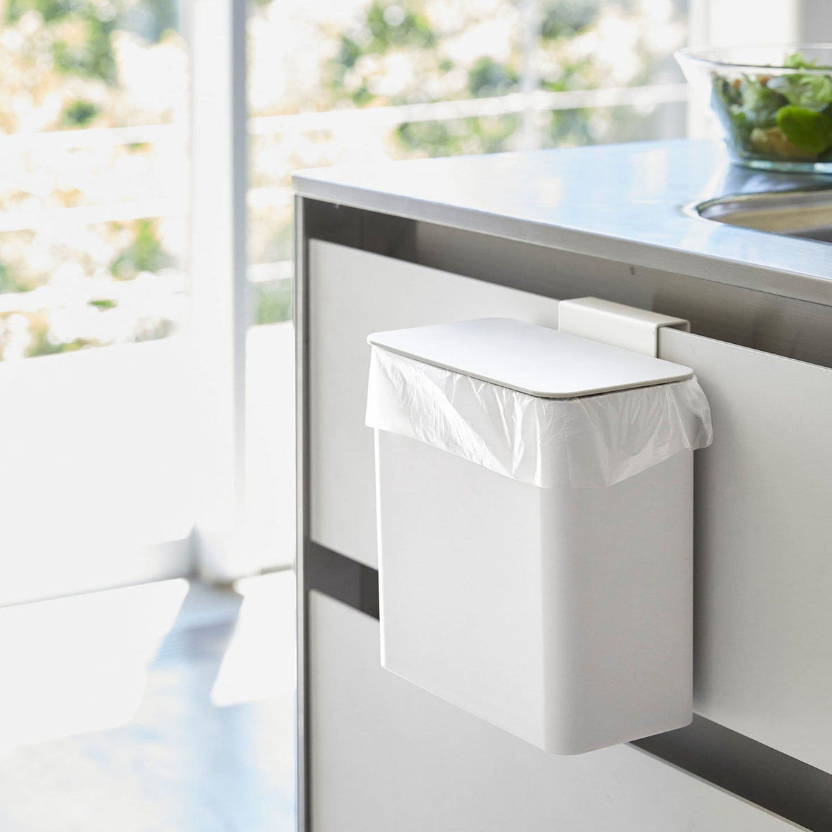 Yamazaki Tower Magnetic Sink Door Trash Can, Small 1.8 L Lidded Trash Can That Hooks Over a Sink Cabinet Door and Clings by Magnet, Lifts Off to Empty, Seal Guards Against Smell, Holds 1.5 kg, 17 x 9.5 x 17 cm and 480 g, White or Black