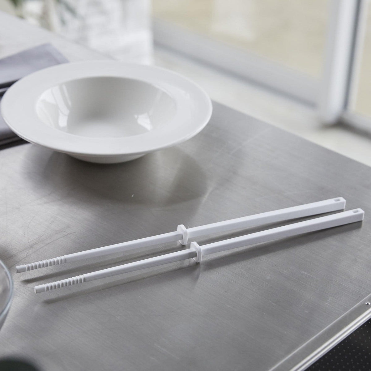 Yamazaki Tower Silicone Cooking Chopsticks with Rests, Cooking Chopsticks With Two Silicone Rests That Lift the Tips and Perch on a Pot Edge, Tip Lifts Off the Counter, Heat Safe to 220 C, 0.8 x 0.8 x 30 cm each and 37 g, White or Black