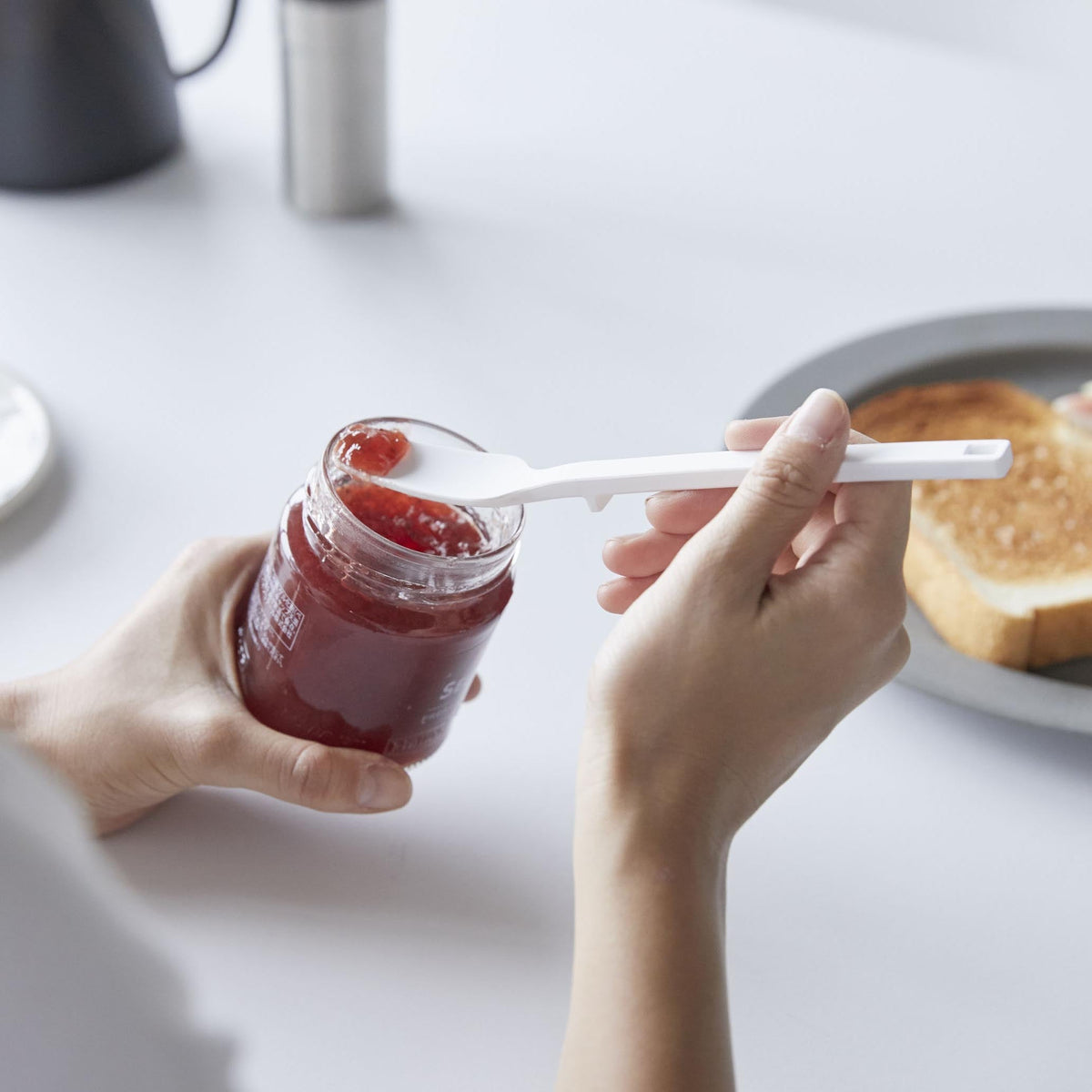 Yamazaki Tower Silicone Spoon, Slim Spoon That Scrapes the Bottom of a Jar of Jam or Paste and Is Gentle on Bowls and Storage Containers, Tip Lifts Off the Counter, Silicone Over a Nylon Core Heat Safe to 220 C, 2.5 x 2.5 x 19 cm and 15 g, White or Black