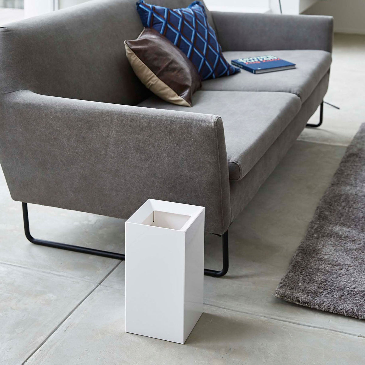 Yamazaki Tower Trash Can 9 L, Slim 9 L Trash Can With a Cover That Hides the Bag Hooked Over It and Lifts Off Easily, Plain Look, 18 x 18 x 33 cm, 18 x 18 x 33 cm and 1300 g, White or Black