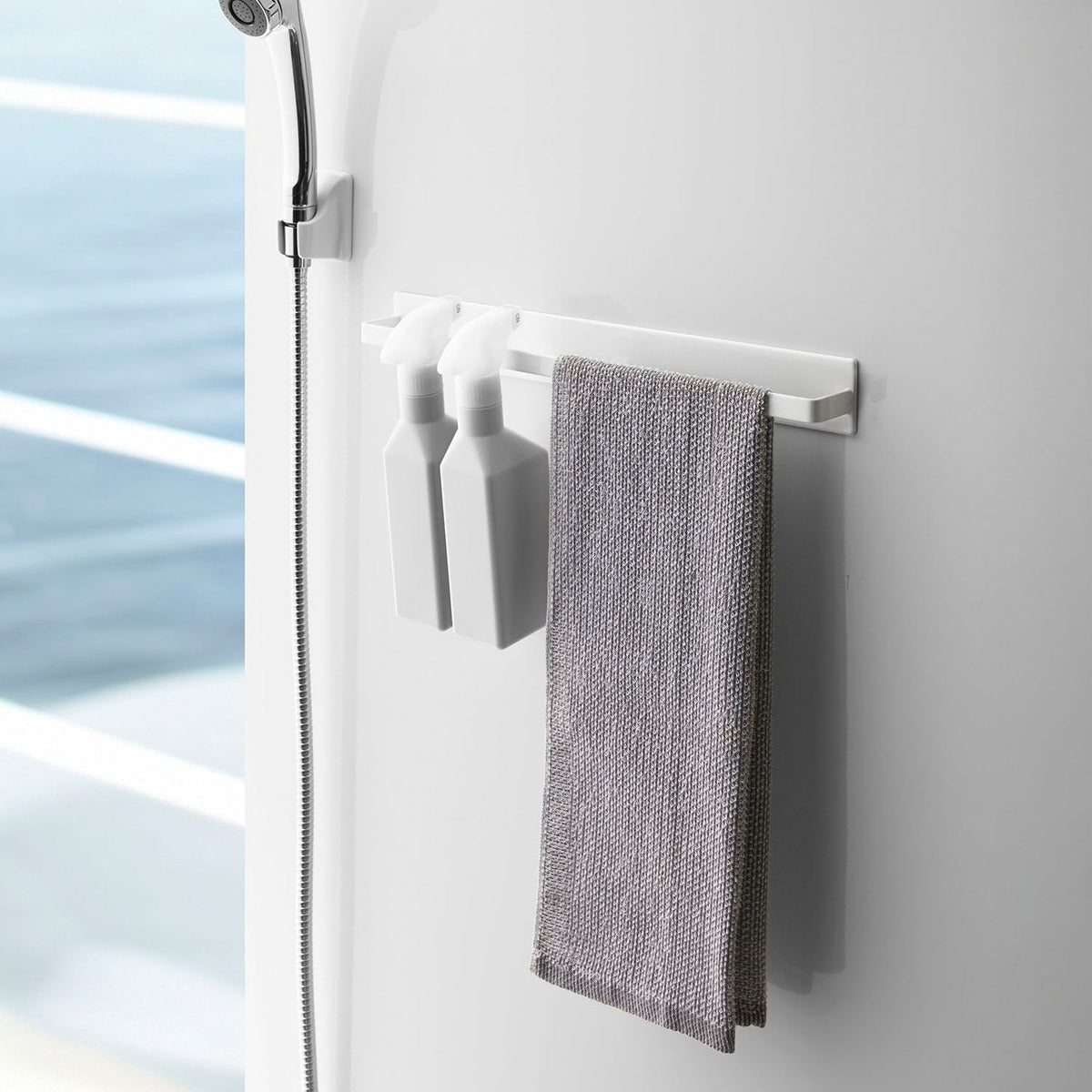 Yamazaki Tower Magnetic Bathroom Towel Hanger Wide, Holder That Sticks to a Steel Bathroom Wall by Magnet and Drains Water So Slime Stays Away, Holds 1 kg for the bar, 250 g per hook, 40 x 4.5 x 5 cm and 470 g, White or Black