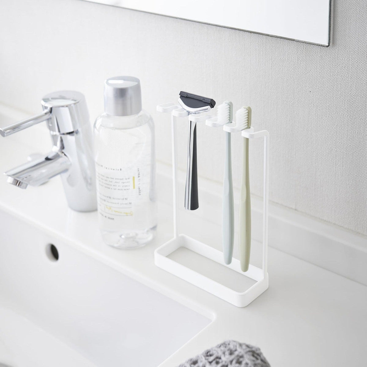 Yamazaki Tower Toothbrush Stand 5 Slots, Compact Stand for Five Toothbrushes up to 17 cm Long, Also Takes Spare Electric Toothbrush Heads and Shavers, 250 g Per Slot, Cushions Included, 12.5 x 5 x 18.5 cm and 190 g, White or Black