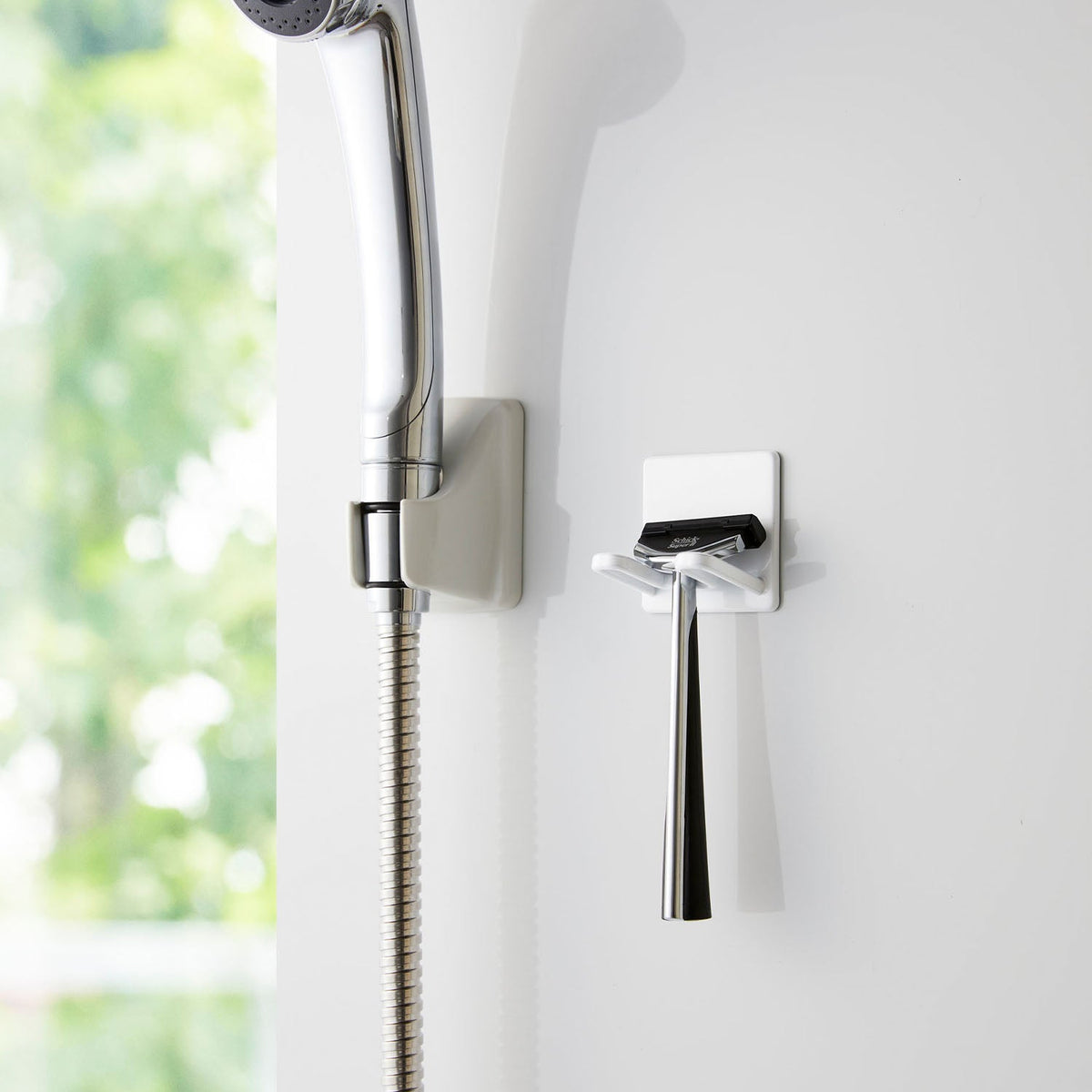 Yamazaki Tower Magnetic Bathroom Razor Holder, Holder That Sticks to a Steel Bathroom Wall by Magnet and Drains Water So Slime Stays Away, Holds 250 g, 5 x 4 x 5 cm and 50 g, White or Black