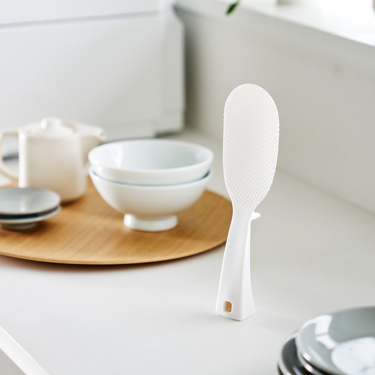 Yamazaki Tower Slim Standing Rice Paddle, Slim Rice Paddle That Stands, Lies or Hangs, Embossed Face Keeps Rice From Sticking and the Tip Lifts Off the Counter, Dishwasher Safe, 5.7 x 3.4 x 19 cm and 35 g, White or Black