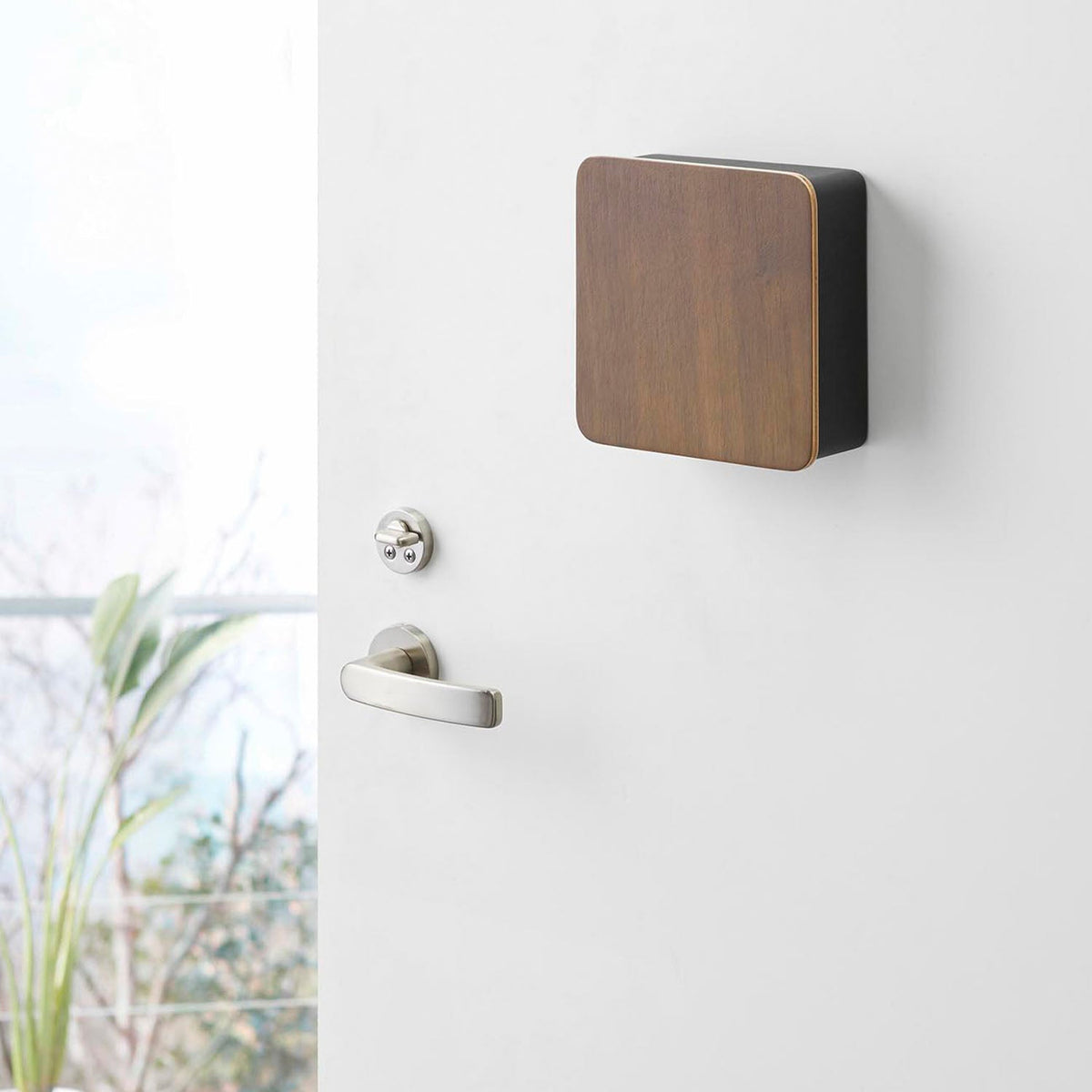 Yamazaki Rin Magnetic Key Hook 2 Tiers, Cover-Door Key Hook That Sticks to a Magnetic Entry Door and Hides Keys Behind a Wood Face, Five Hooks Come On and Off, Seal Tray Inside, Holds 1 kg, 15.8 x 5.7 x 15.8 cm and 500 g, Brown or Natural
