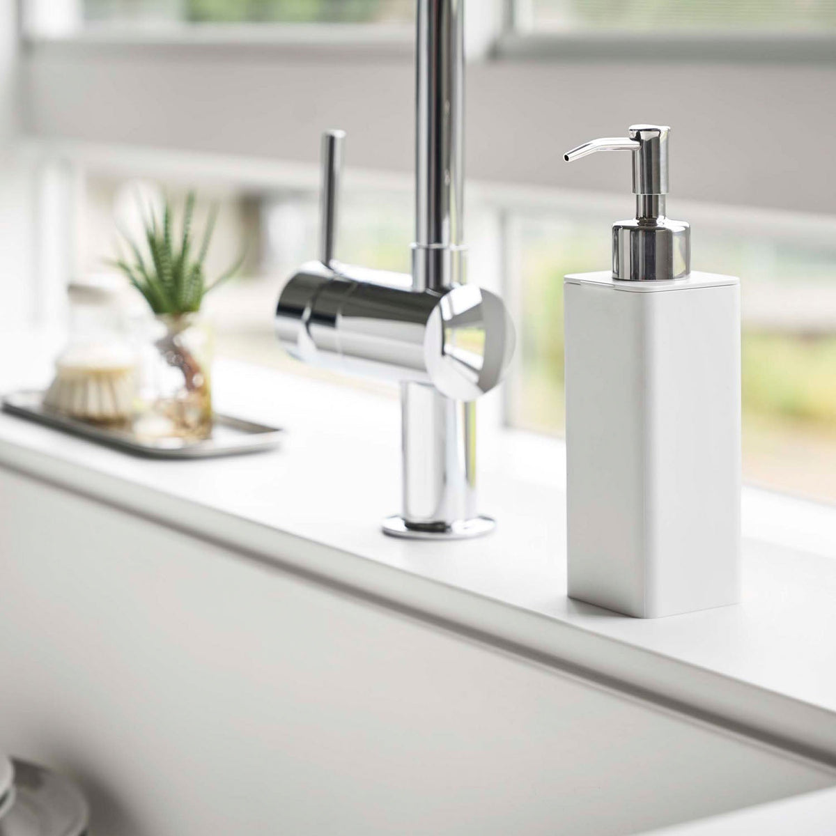 Yamazaki Tower Refillable Kitchen Dispenser 250 mL, Slim 250 mL Pump Dispenser That Fits a Kitchen Sink Basket, Lid Comes Off for Easy Refilling, Clean Design for a Fresh Looking Kitchen, Heat Safe to 90 C, 5.5 x 7 x 19.5 cm and 150 g, White or Black