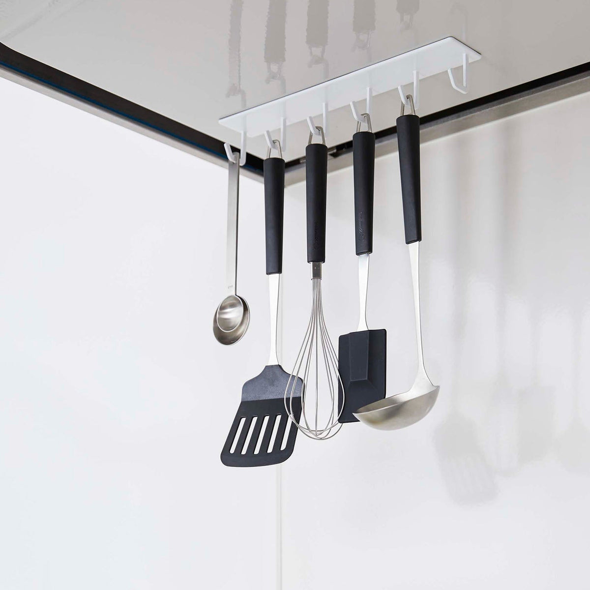 Yamazaki Tower Magnetic Range Hood Hook, Hook Bar That Sticks by Magnet to the Steel Cover of a Range Hood or the Underside of a Steel Shelf for Kitchen Tools, Holds 1.5 kg, 28 x 5 x 4 cm and 255 g, White or Black